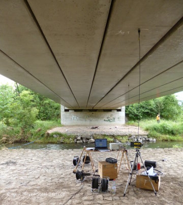 Die PREFLEX-Träger zum Überbau der Eisenbahnbrücke Flieden sind mit Messwertaufnehmern versehen.